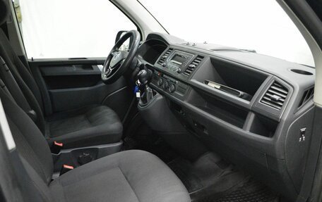 Volkswagen Caravelle T6 рестайлинг, 2017 год, 1 975 000 рублей, 9 фотография