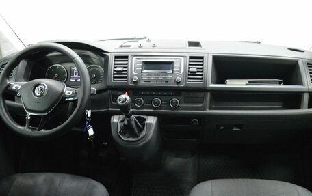 Volkswagen Caravelle T6 рестайлинг, 2017 год, 1 975 000 рублей, 12 фотография