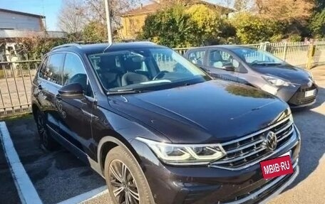Volkswagen Tiguan II, 2022 год, 2 372 000 рублей, 1 фотография