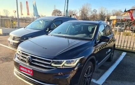 Volkswagen Tiguan II, 2022 год, 2 372 000 рублей, 3 фотография