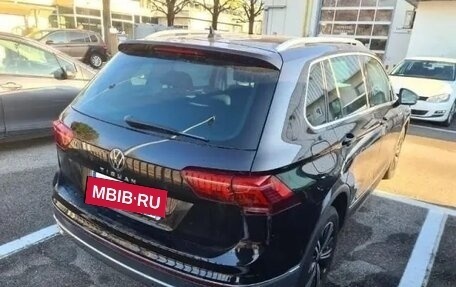 Volkswagen Tiguan II, 2022 год, 2 372 000 рублей, 2 фотография