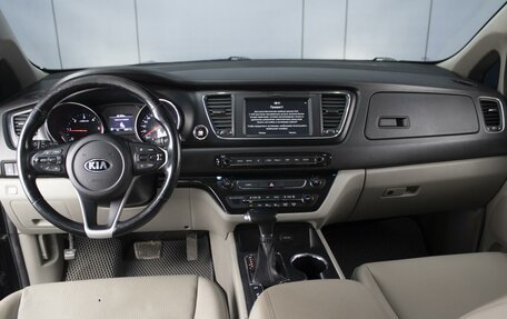 KIA Carnival III, 2018 год, 2 300 000 рублей, 6 фотография