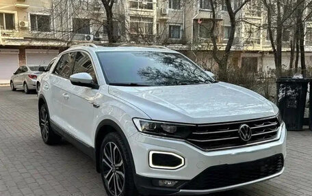 Volkswagen T-Roc I, 2023 год, 1 990 000 рублей, 2 фотография