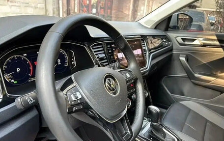 Volkswagen T-Roc I, 2023 год, 1 990 000 рублей, 7 фотография