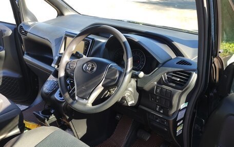 Toyota Voxy III, 2019 год, 2 200 000 рублей, 6 фотография