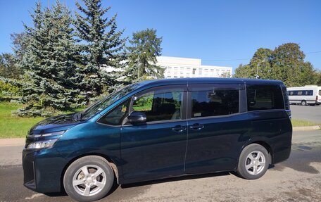 Toyota Voxy III, 2019 год, 2 200 000 рублей, 3 фотография