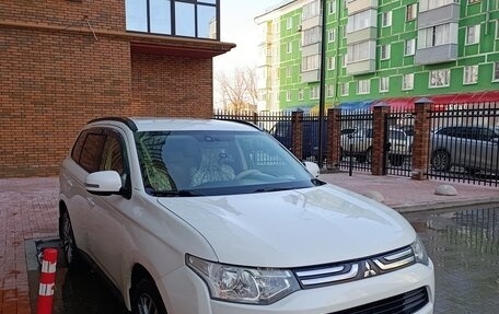 Mitsubishi Outlander III рестайлинг 3, 2013 год, 1 590 000 рублей, 2 фотография