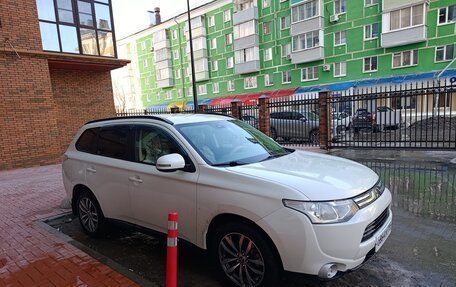 Mitsubishi Outlander III рестайлинг 3, 2013 год, 1 590 000 рублей, 4 фотография
