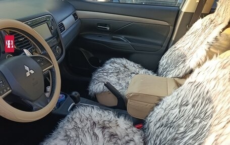 Mitsubishi Outlander III рестайлинг 3, 2013 год, 1 590 000 рублей, 10 фотография