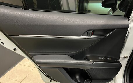 Toyota Camry, 2022 год, 3 600 000 рублей, 10 фотография