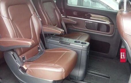 Mercedes-Benz V-Класс, 2019 год, 4 300 000 рублей, 6 фотография