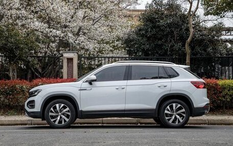 Volkswagen Touran III, 2022 год, 1 930 000 рублей, 3 фотография