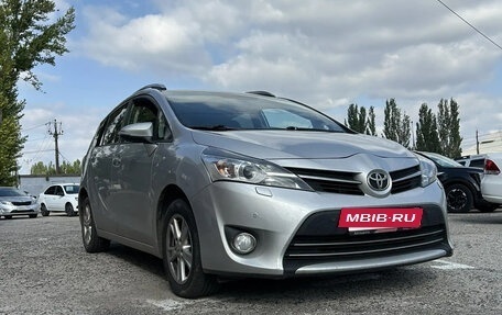 Toyota Verso I, 2013 год, 1 450 000 рублей, 2 фотография