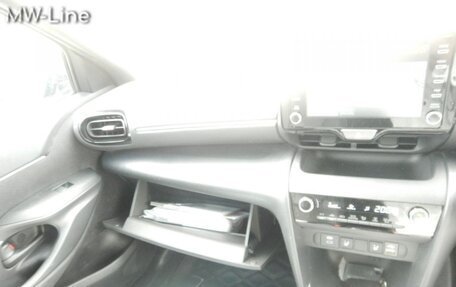 Toyota Yaris Cross, 2022 год, 1 700 000 рублей, 15 фотография