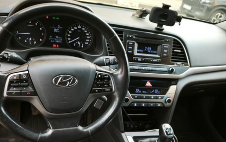 Hyundai Elantra VI рестайлинг, 2017 год, 1 500 000 рублей, 19 фотография