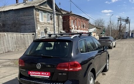 Volkswagen Touareg III, 2011 год, 1 820 000 рублей, 2 фотография