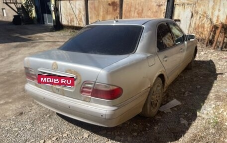 Mercedes-Benz E-Класс, 1999 год, 300 000 рублей, 3 фотография