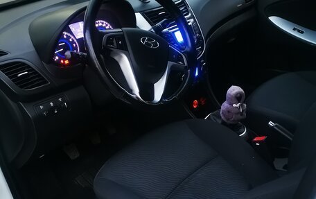 Hyundai Solaris II рестайлинг, 2013 год, 850 000 рублей, 5 фотография