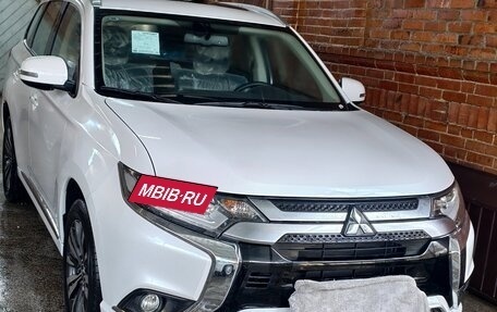 Mitsubishi Outlander III рестайлинг 3, 2022 год, 2 780 000 рублей, 1 фотография