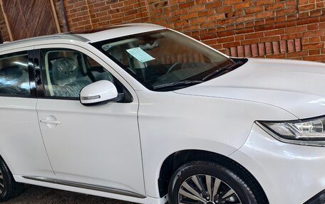 Mitsubishi Outlander III рестайлинг 3, 2022 год, 2 780 000 рублей, 2 фотография