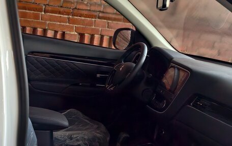 Mitsubishi Outlander III рестайлинг 3, 2022 год, 2 780 000 рублей, 3 фотография