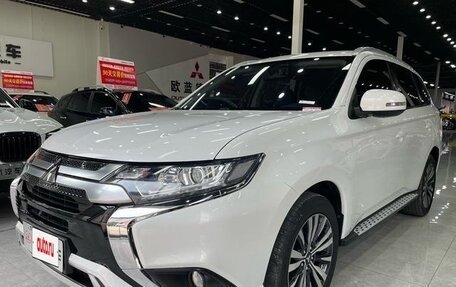 Mitsubishi Outlander III рестайлинг 3, 2022 год, 2 059 000 рублей, 2 фотография