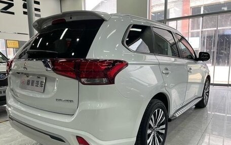 Mitsubishi Outlander III рестайлинг 3, 2022 год, 2 059 000 рублей, 6 фотография
