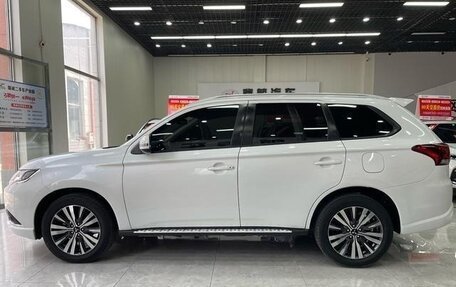 Mitsubishi Outlander III рестайлинг 3, 2022 год, 2 059 000 рублей, 3 фотография