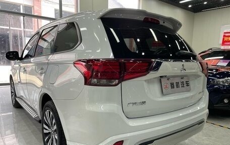 Mitsubishi Outlander III рестайлинг 3, 2022 год, 2 059 000 рублей, 4 фотография