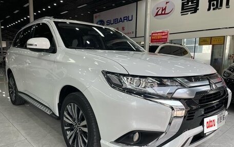 Mitsubishi Outlander III рестайлинг 3, 2022 год, 2 059 000 рублей, 8 фотография