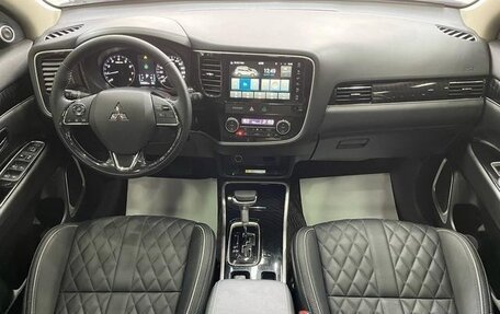 Mitsubishi Outlander III рестайлинг 3, 2022 год, 2 059 000 рублей, 13 фотография