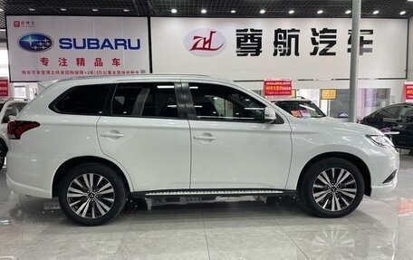 Mitsubishi Outlander III рестайлинг 3, 2022 год, 2 059 000 рублей, 7 фотография