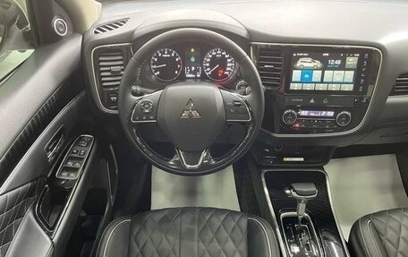 Mitsubishi Outlander III рестайлинг 3, 2022 год, 2 059 000 рублей, 10 фотография