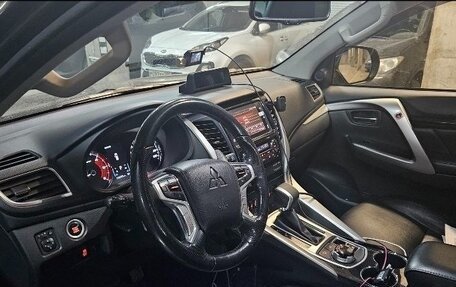 Mitsubishi Pajero Sport III рестайлинг, 2017 год, 2 600 000 рублей, 3 фотография