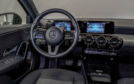 Mercedes-Benz A-Класс, 2019 год, 2 850 000 рублей, 28 фотография