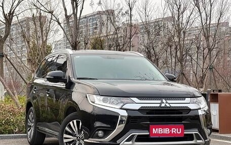 Mitsubishi Outlander III рестайлинг 3, 2022 год, 1 800 000 рублей, 1 фотография