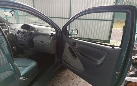 Toyota Yaris I рестайлинг, 2001 год, 370 000 рублей, 9 фотография