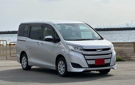 Toyota Noah III, 2020 год, 2 033 000 рублей, 2 фотография