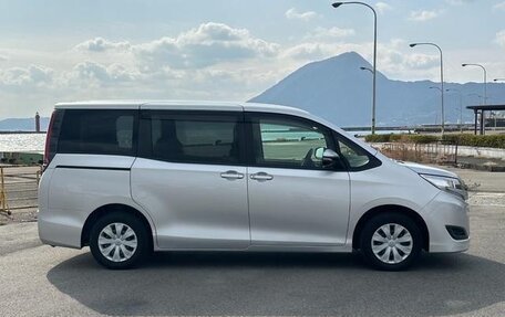 Toyota Noah III, 2020 год, 2 033 000 рублей, 5 фотография
