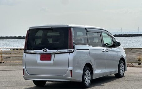 Toyota Noah III, 2020 год, 2 033 000 рублей, 7 фотография