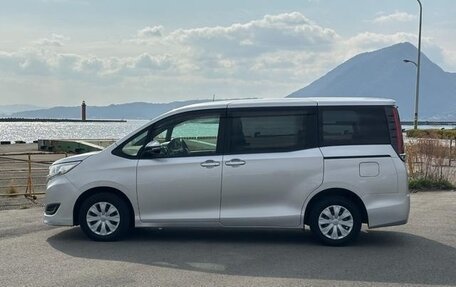 Toyota Noah III, 2020 год, 2 033 000 рублей, 4 фотография