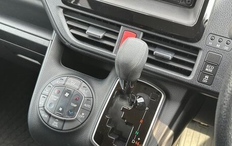 Toyota Noah III, 2020 год, 2 033 000 рублей, 15 фотография