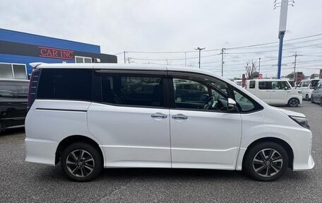 Toyota Noah III, 2020 год, 2 363 000 рублей, 3 фотография