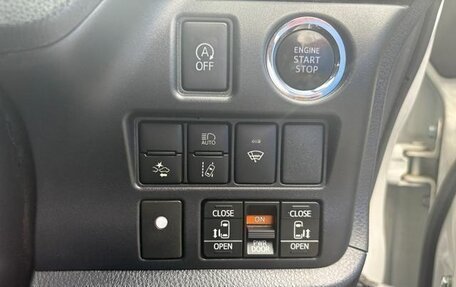 Toyota Noah III, 2020 год, 2 363 000 рублей, 17 фотография