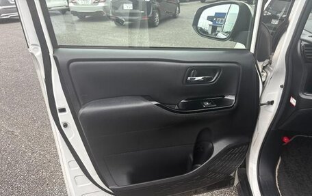 Toyota Noah III, 2020 год, 2 363 000 рублей, 18 фотография