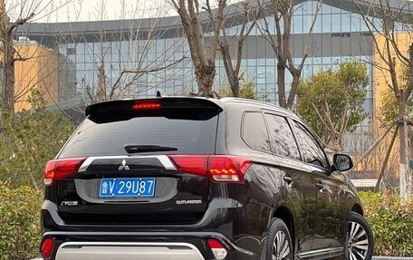 Mitsubishi Outlander III рестайлинг 3, 2022 год, 1 800 000 рублей, 6 фотография