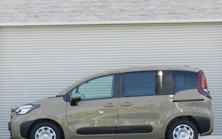 Toyota Sienta, 2023 год, 1 178 000 рублей, 3 фотография