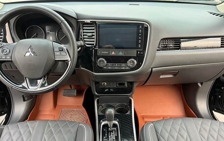 Mitsubishi Outlander III рестайлинг 3, 2022 год, 1 800 000 рублей, 8 фотография