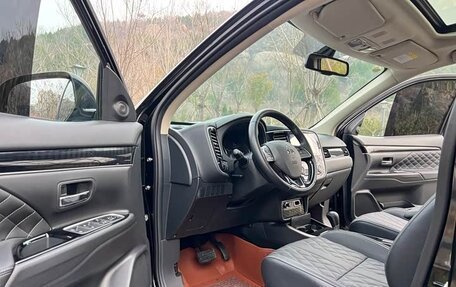 Mitsubishi Outlander III рестайлинг 3, 2022 год, 1 800 000 рублей, 7 фотография