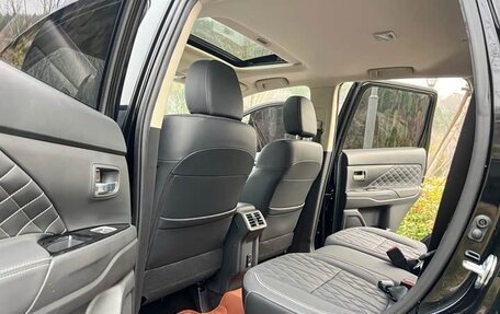 Mitsubishi Outlander III рестайлинг 3, 2022 год, 1 800 000 рублей, 9 фотография